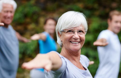 lachende Seniorin beim Sport befreit von Mischinkontinenz